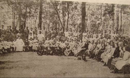 Foto en blanco y negro de un grupo de personas de pie

Descripción generada automáticamente