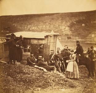 Foto en blanco y negro de un grupo de personas en una granja

Descripción generada automáticamente