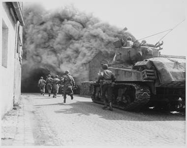 Foto en blanco y negro de una camioneta

Descripción generada automáticamente con confianza media