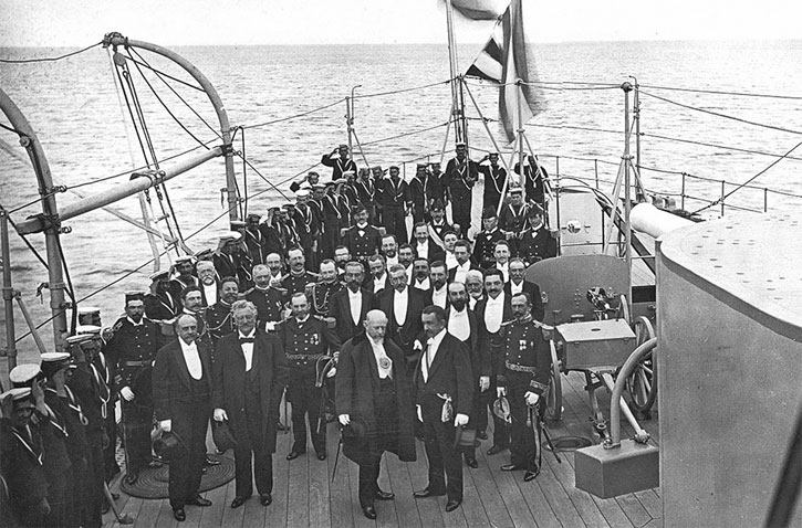 Los presidentes Julio A. Roca (Argentina) y Federico Errázuriz Echaurren (Chile) se reúnen en el Estrecho de Magallanes en 1899, encuentro llamado "El Abrazo del Estrecho", 15/9/1899